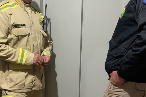 Homem fica preso em elevador e é resgatado pelo Corpo de Bombeiros na Av. das Torres Imagem referente a Homem fica preso em elevador e é resgatado pelo Corpo de Bombeiros na Av. das Torres