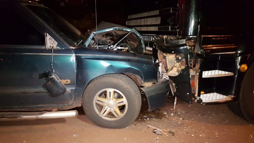 Motorista bate caminhonete contra caminhão estacionado no Bairro Universitário
