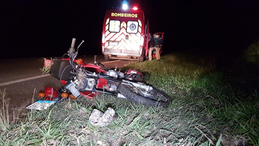 Rapaz de 26 anos cai de motocicleta na PR-486 e é socorrido pelo Siate