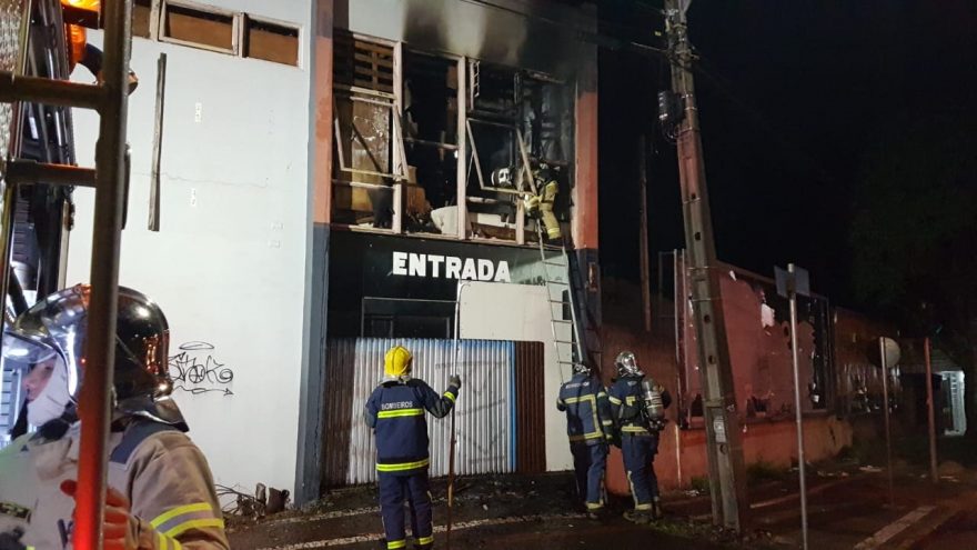 Edifício desocupado no Centro pega fogo e Corpo de Bombeiros é mobilizado