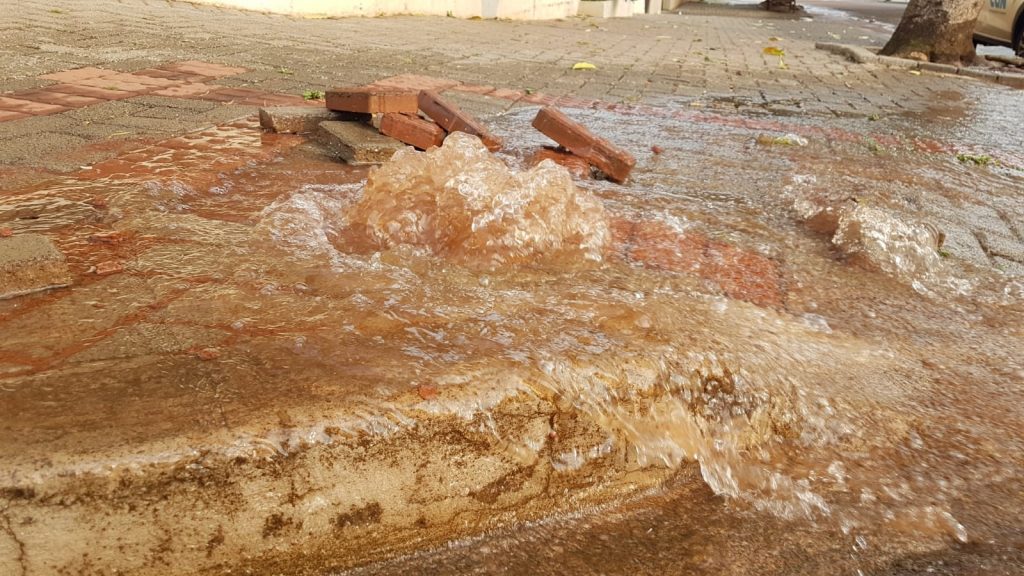 Vazamento de água em grande volume é registrado na Rua Erechim, no Centro