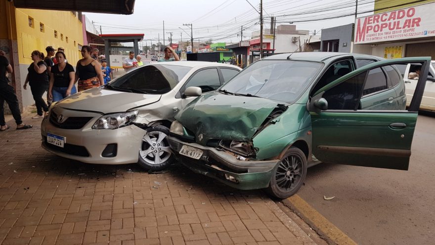 Após colisão, veículo atinge Toyota estacionado no Bairro Interlagos