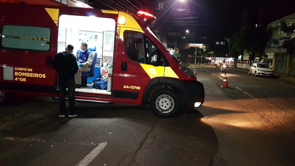 Idosa tropeça em degrau de escada e na queda bate a cabeça em vaso de flor
