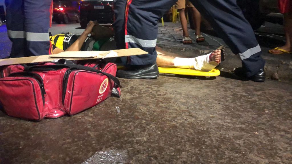 Jovem sofre suspeita de fratura no pé após ser atropelado na Rua Adolfo Garcia