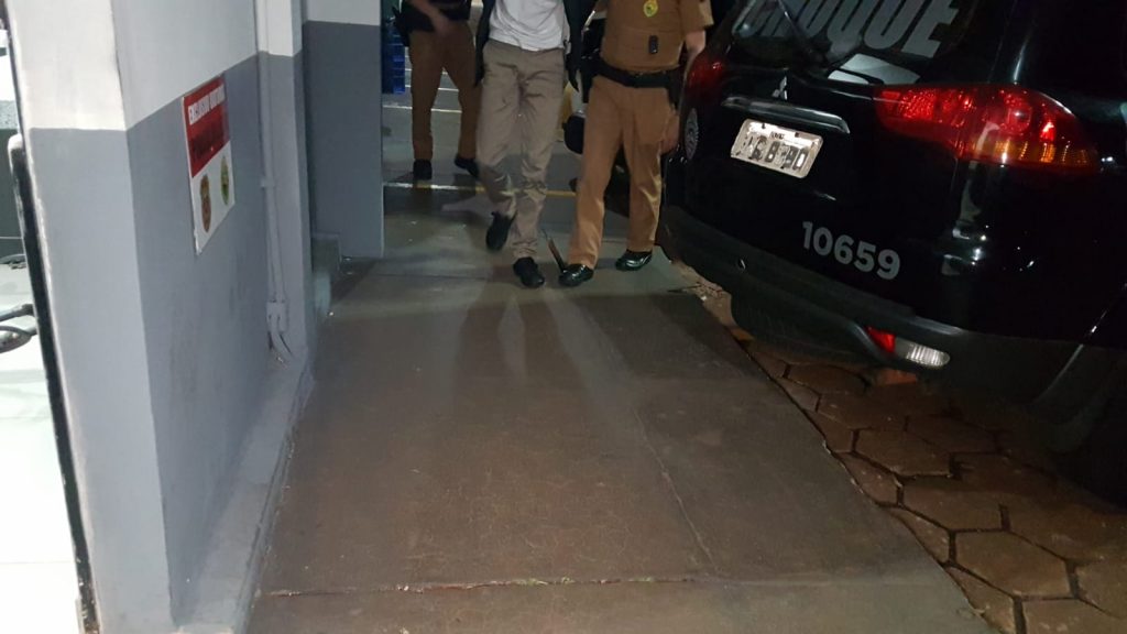 PM detém indivíduo por perturbação de sossego; ele estava portando drogas
