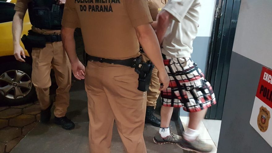 Dois são detidos pela PM por perturbação e lesão ao Policial; cadeirante tentou aplicar um ‘mata leão’ no militar
