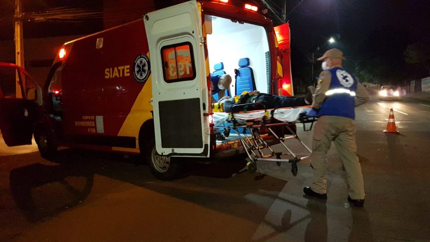 Colisão entre carro e moto deixa entregador delivery ferido no centro