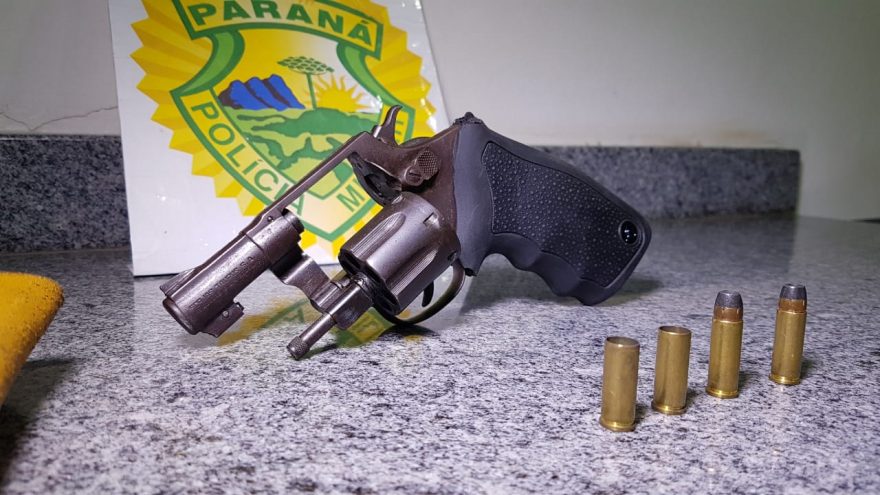 Homem troca tiros com PM, empreende fuga e é preso embriagado; revólver e carro foram apreendidos