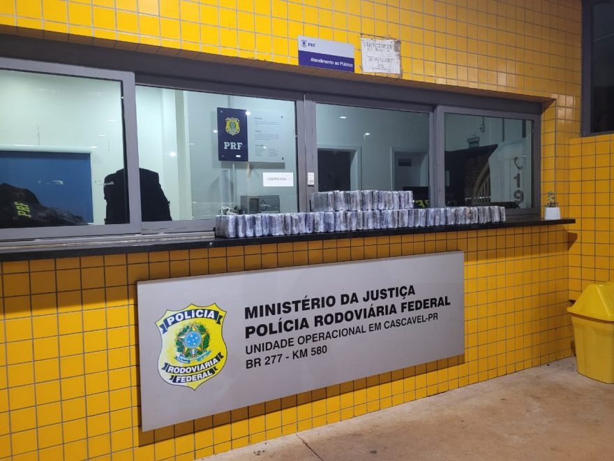 PRF apreende quase 70 quilos de cocaína no porta malas de Mercedes Benz, em Cascavel