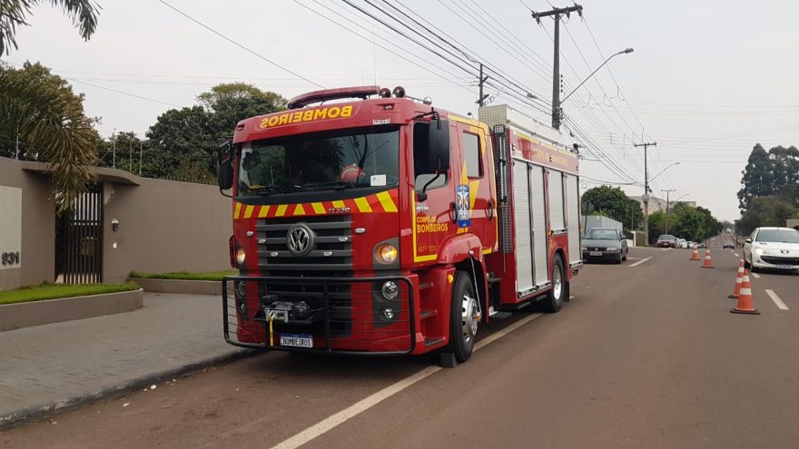 Jovem fica ferida ao sofrer queda enquanto descia de escada em edifício