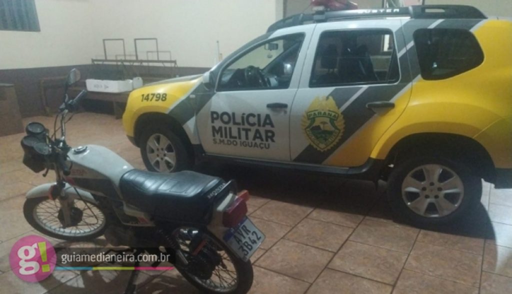 Homem empina moto na frente da PM e acaba detido por receptação
