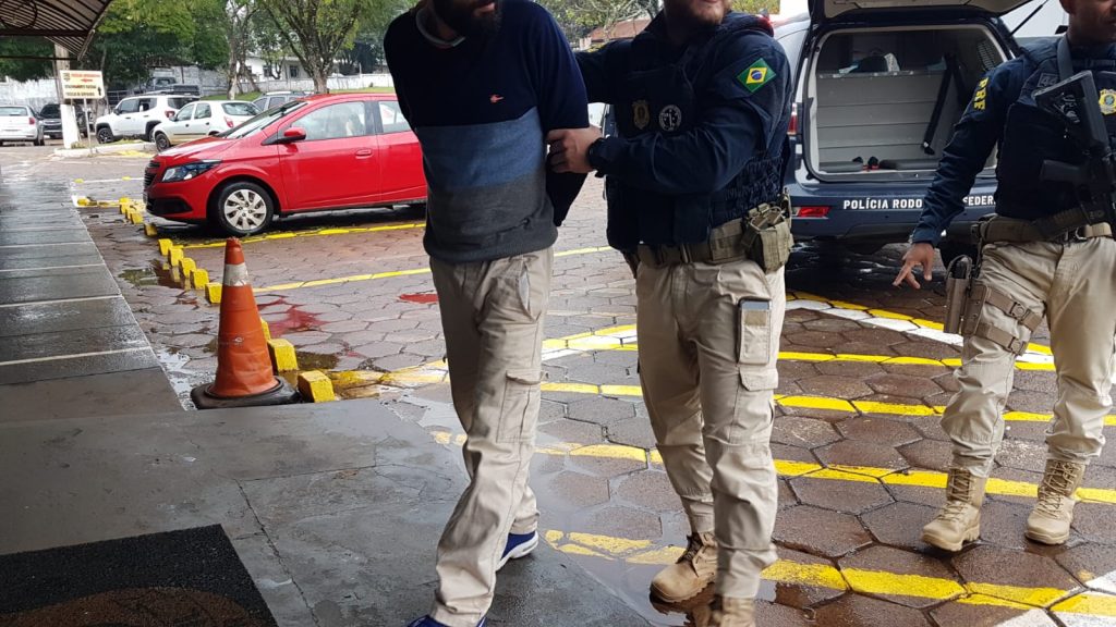 Homem que fazia ultrapassagens perigosas é detido com drogas na PR-180