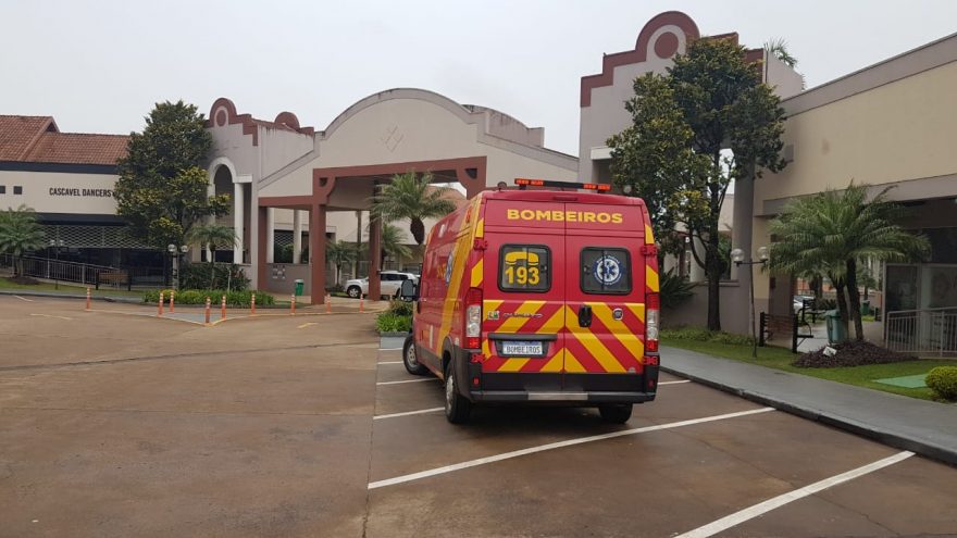 Mulher é socorrida após sofrer queda dentro de restaurante no Shopping West Side