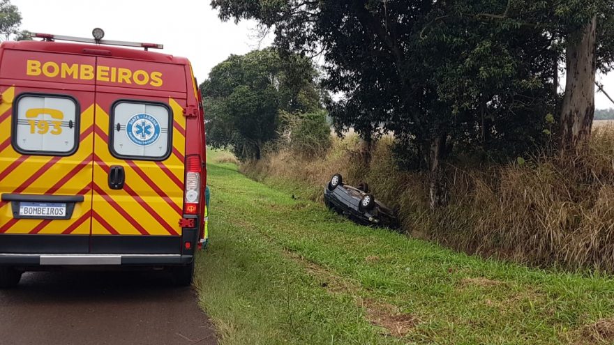 Duas pessoas ficam feridas após Uno capotar na rodovia BR-369, em Cascavel