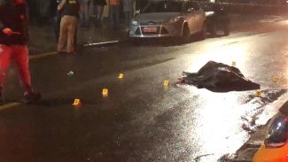 Corpo de José Gustavo Katarinhuk, baleado no Bairro Periolo é recolhido pelo IML