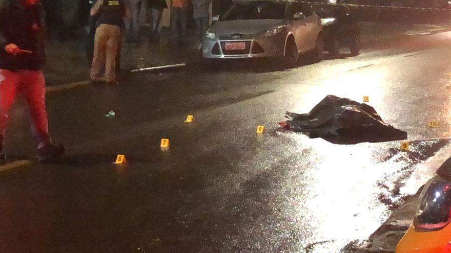 Corpo de José Gustavo Katarinhuk, baleado no Bairro Periolo é recolhido pelo IML