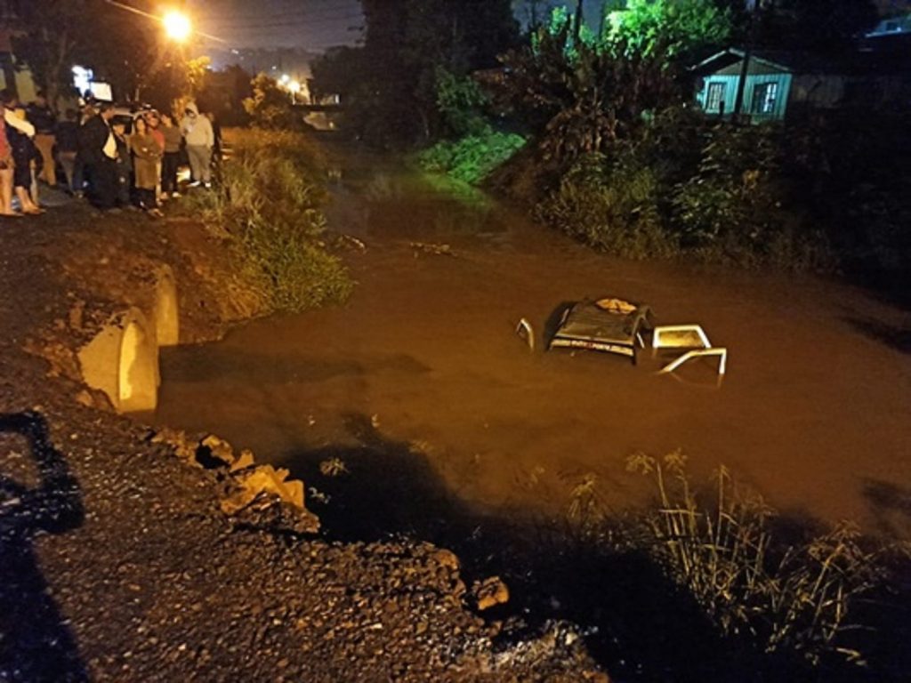 Carro cai em rio e populares salvam condutor que estava se afogando
