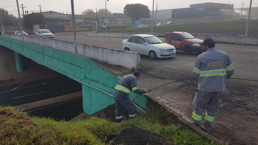 Equipes da Transitar iniciam substituição de cabos no Viaduto da Rocha Pombo