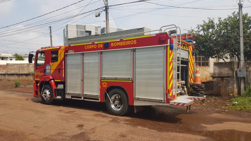 Incêndio em vegetação que oferecia risco à residência é combatido pelo Corpo de Bombeiros