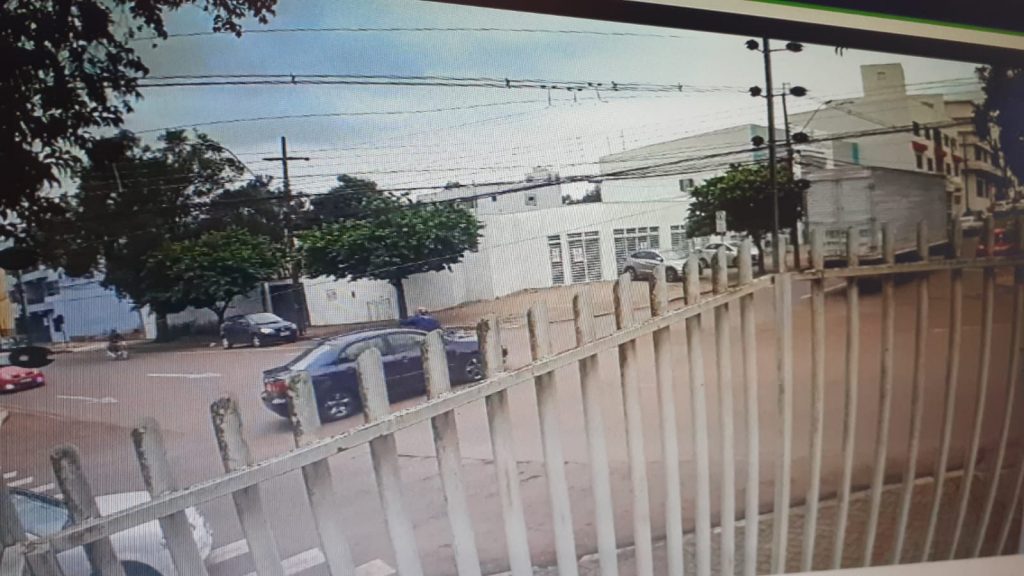 Câmera flagra colisão entre Corolla e CB 300