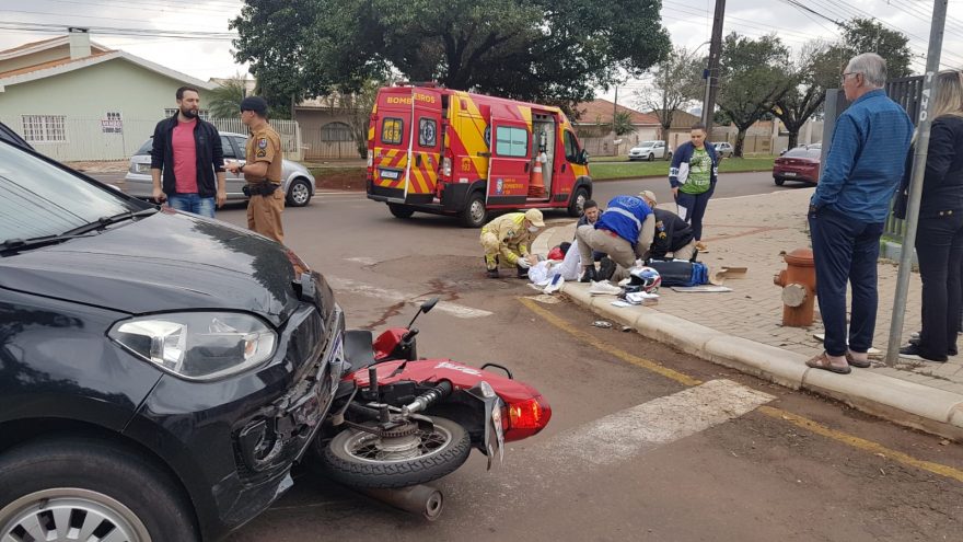 Jovem tem lesão grave após colisão entre carro e moto no Bairro Tropical
