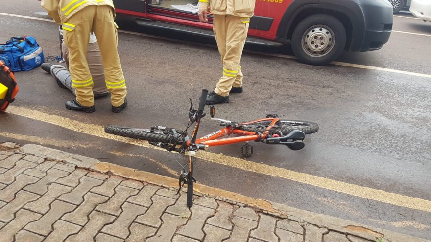 Ciclista fica ferido em acidente na Rua Erechim, no Centro de Cascavel