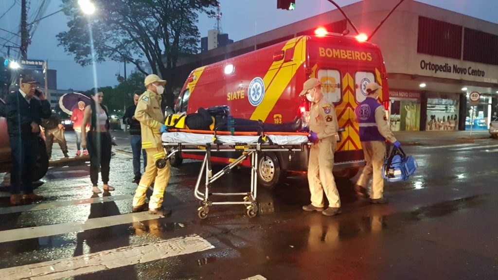 Mulher é atropelada no Centro e fica ferida