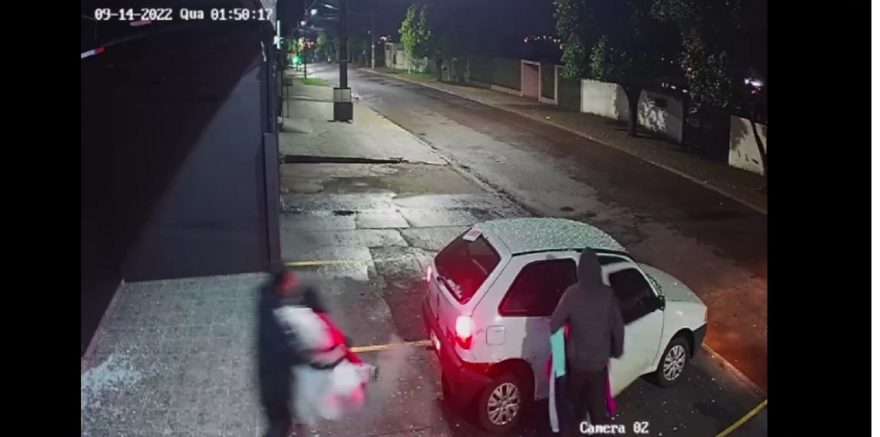 Imagens de câmera de segurança mostram a ação da gangue da marcha a ré no Jardim Clarito