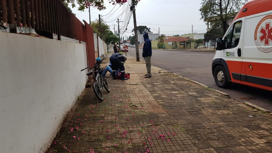Ciclista passa mal, cai do veículo e tem convulsão na Região do Ciro Nardi