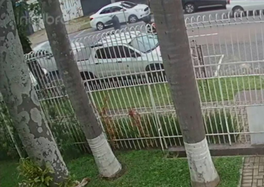 Policial mata ex-companheira, tranca-se no carro com ela e tira a própria vida