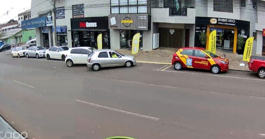 Câmera registra momento da colisão de trânsito no Bairro Alto Alegre