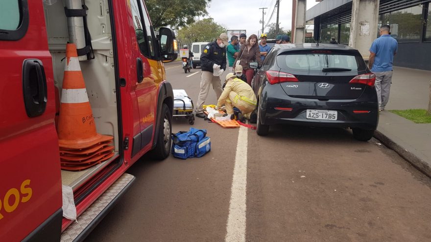 Mulher é atropelada por caminhão enquanto entrava em carro estacionado na Avenida Tancredo Neves
