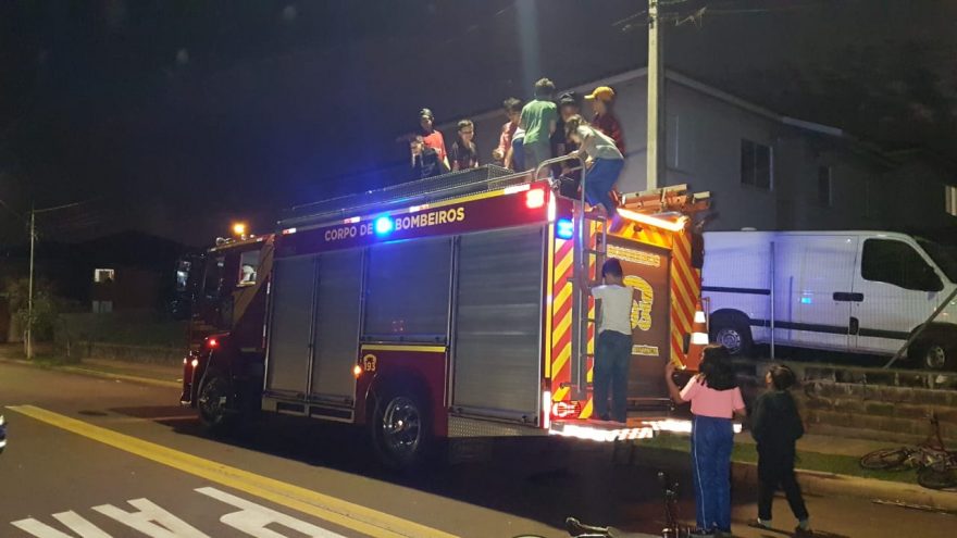 Bombeiros são mobilizados para resgatar filhotes que caíram em bueiro no Riviera; Crianças fizeram a festa no ABTR