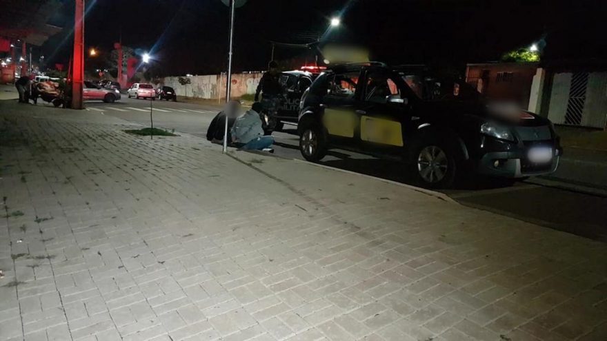 PM encontra mais de 2kg de maconha em veículo