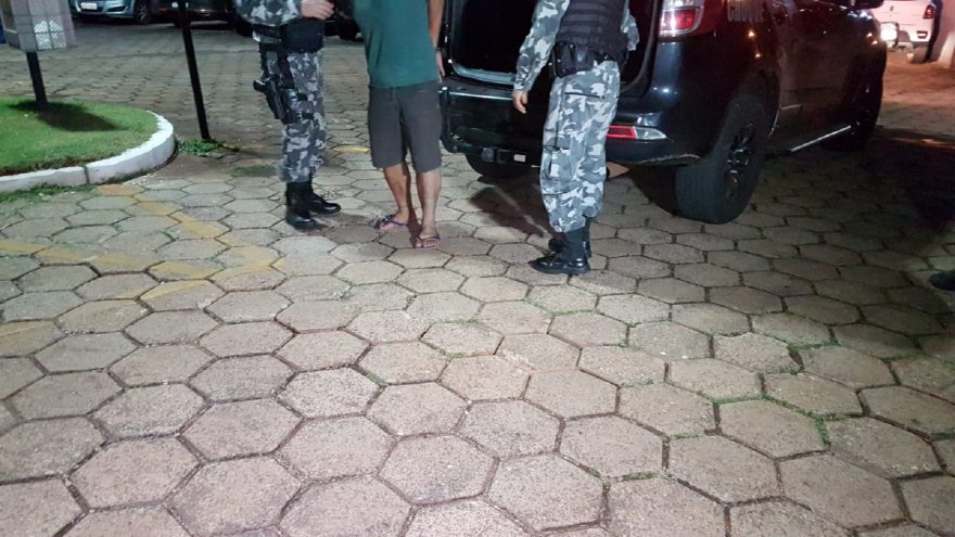 Homem perturba clientes de restaurante e Choque encontra mandado de prisão em aberto