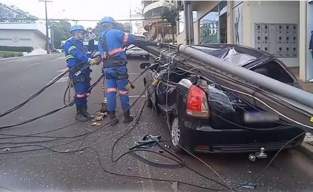 Motorista deixa bilhete para proprietária após caminhão derrubar poste e destruir carro estacionado