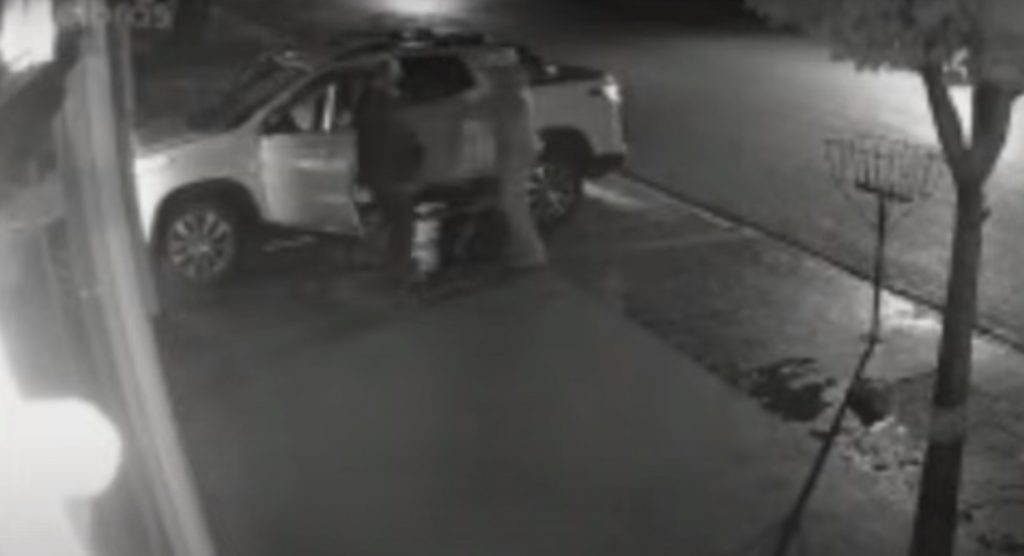 Vídeo mostra ladrões rendendo casal e roubando Fiat Toro