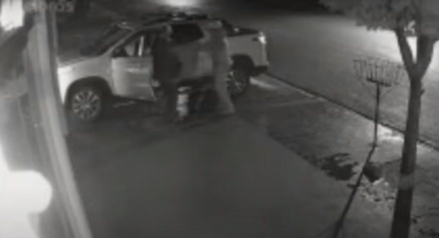 Vídeo mostra ladrões rendendo casal e roubando Fiat Toro