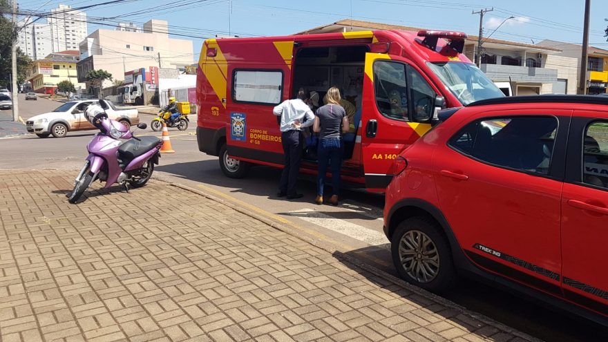 Mulher fica ferida após colisão entre carro e moto na Rua Manaus, no Cancelli
