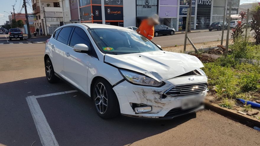 Colisão deixa veículos destruídos no Centro