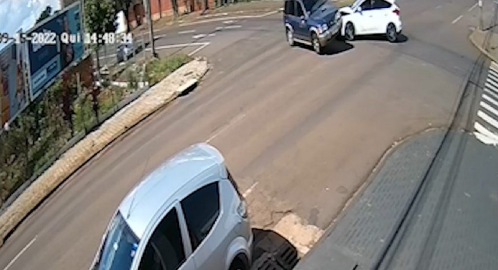 Câmera registra forte colisão entre Focus e Jeep no Centro