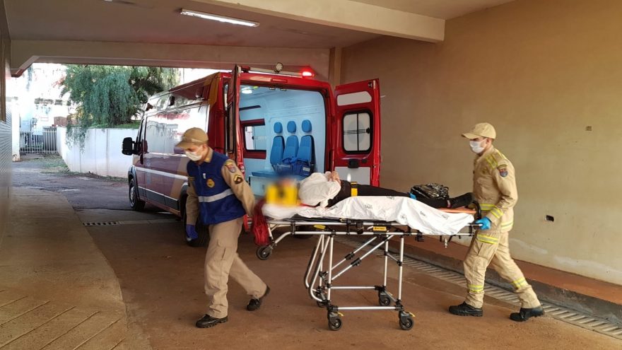 Mulher sofre suspeita de fratura em acidente entre duas motocicletas no Bairro Floresta