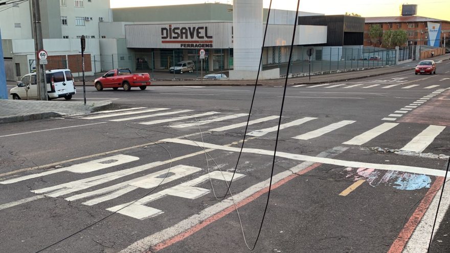 Fiação de telefonia é arrancada e fica caída na Rua 13 de Maio no Centro