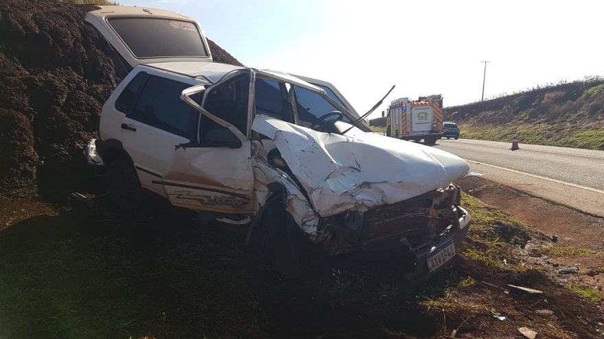 Forte colisão entre carros é registrada na PR-486 e Bombeiros atendem feridos