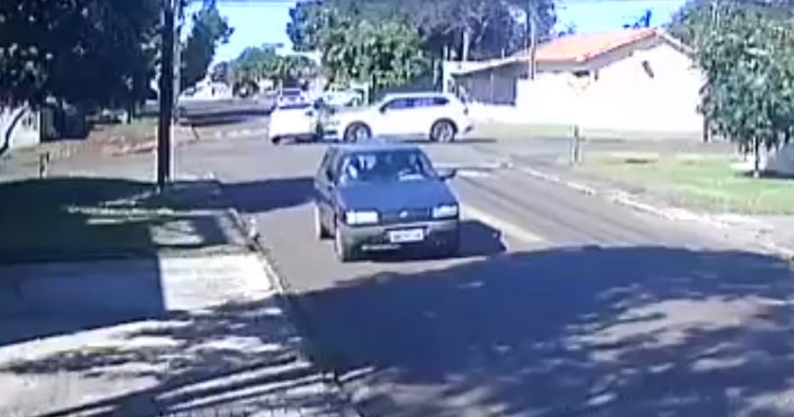 Vídeo mostra forte colisão entre carro e caminhonete no Bairro Santa Cruz