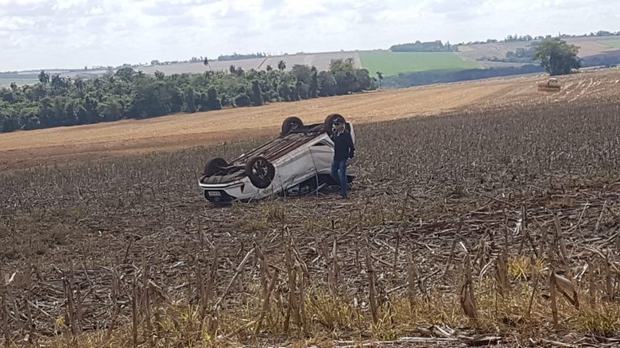 Condutor perde o controle da direção e veículo capota na BR-467