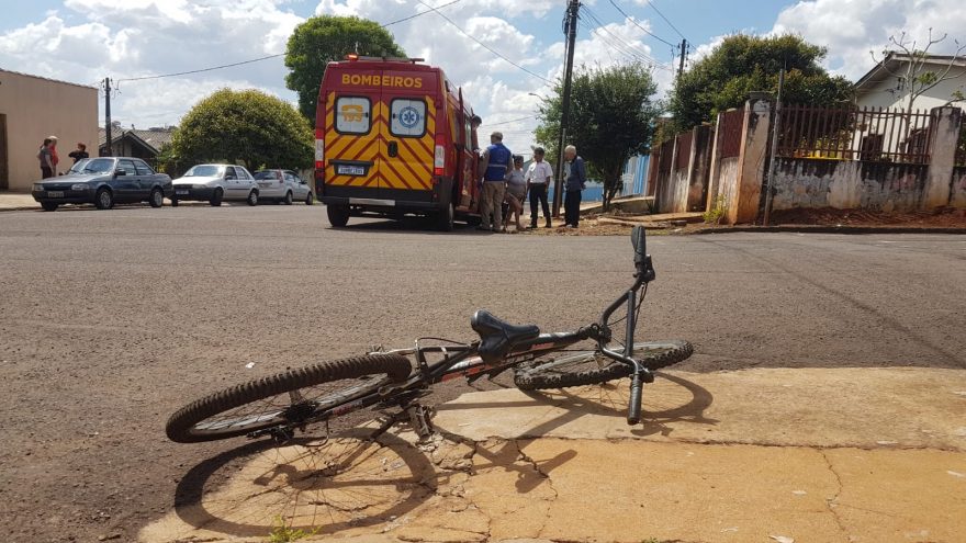 Jovem fica ferido após bater contra carro no Bairro Floresta, em Cascavel