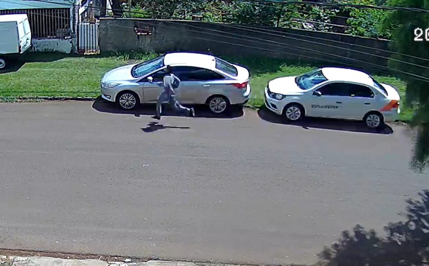 Câmera registra série de tiros realizada no Alto Alegre e atirador fugindo a pé
