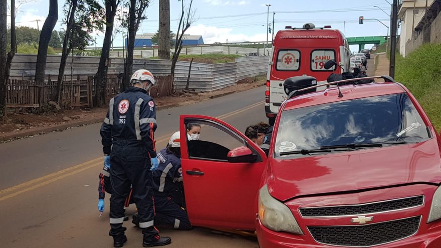 Condutor bate o carro no meio-fio após sofrer crise convulsiva no Bairro XIV de Novembro