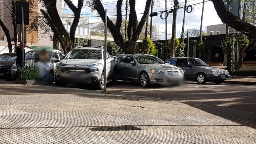 Jaguar, caminhão e Fiat Toro se envolvem em acidente de trânsito no Centro